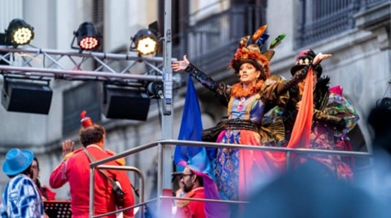 Espectáculo de Carnaval con artista disfrazada actuando en un escenario al aire libre en Barcelona.