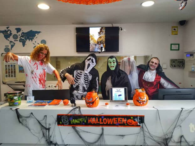 Decoración de Halloween y Castañada en el TwentyTú, Hi-Tech Hostel Barcelona.