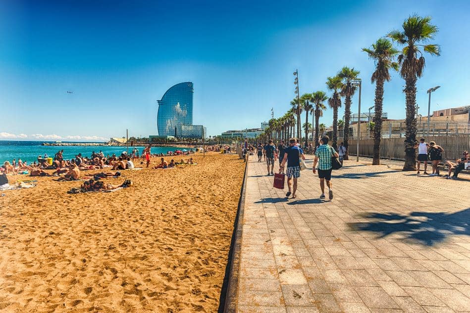  /></noscript></p>
<p>La Ciudad Condal ofrece multitud de rincones que conocer durante una Semana Santa, por ello hemos hecho una lista de aquellos que no os debéis perder.</p>
<p><strong>La Sagrada Familia:</strong> El icono de la capital catalana. Venir a Barcelona y no visitarla no es una posibilidad. Desde fuera puedes observar la magnificencia de este edificio todavía en construcción, pero desde dentro puedes disfrutar de una explosión de luz y de color inimaginable.</p>
<p><strong>El Arco del triunfo:</strong> Fue construido para la Exposición Universal de Barcelona de 1888. Está ubicado en la confluencia de unos de los paseos más reconocidos de la ciudad, así que verlo y pasear por sus alrededores te permiten disfrutar de una de las zonas con más encanto de Barcelona.</p>
<p style=