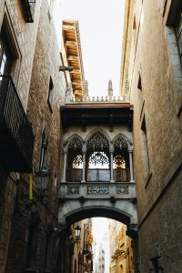 Barcelona en 3 días: Puente gótico del Carrer del Bisbe en el Barrio Gótico de Barcelona.