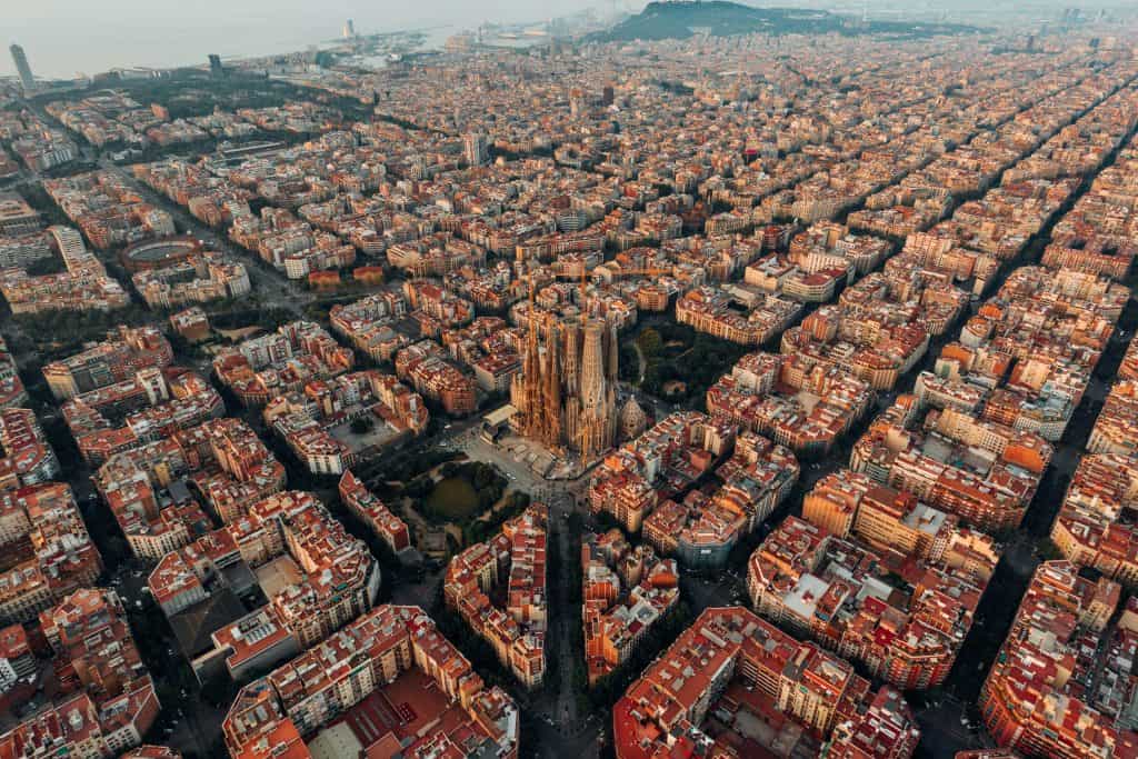 Barcelona en 3 días: Vista panorámica de la ciudad de Barcelona con el mar Mediterráneo al fondo y edificios emblemáticos como el Hotel Arts y el Hotel W.