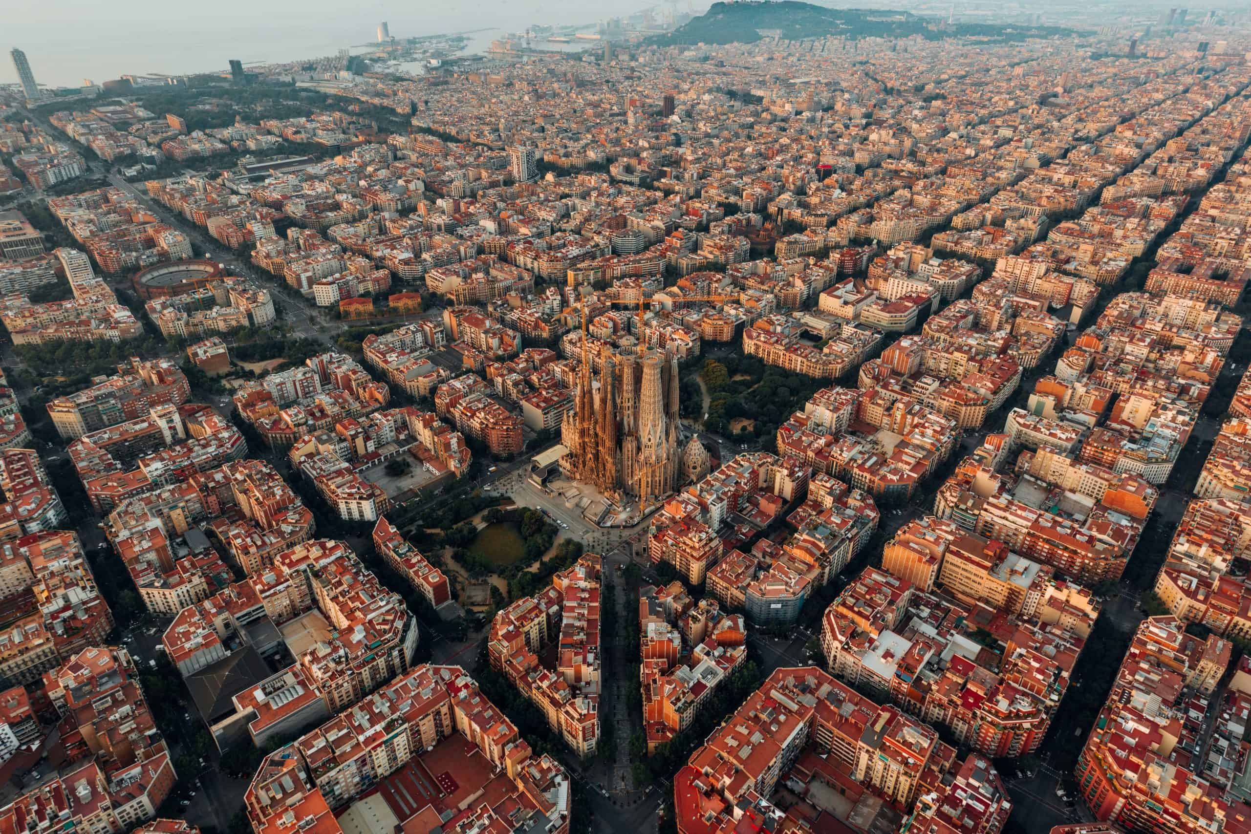 Barcelona en 3 días: Vista panorámica de la ciudad de Barcelona con el mar Mediterráneo al fondo y edificios emblemáticos como el Hotel Arts y el Hotel W.