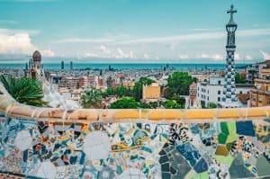 Barcelona en 3 días: Vistas desde el Park Güell de Barcelona con mosaicos de Gaudí en primer plano.