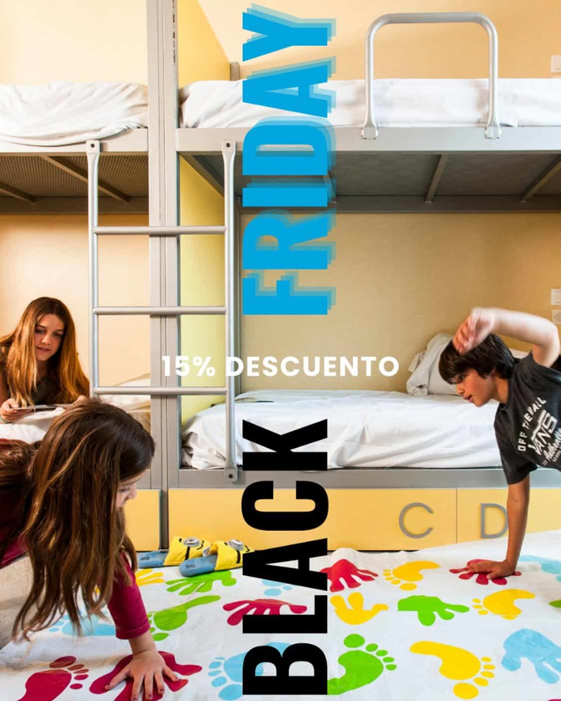 Anuncio promocional de Black Friday en TwentyTú Hostel con un descuento del 15%, mostrando niños jugando en una habitación de litera.