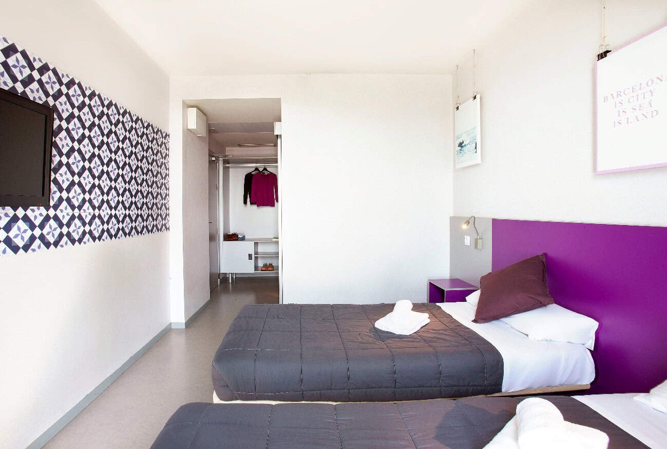 Habitación doble de TwentyTú Hostel vista desde donde esta la ventana. 