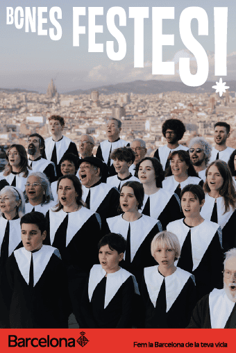 Coro navideño cantando al aire libre con la ciudad de Barcelona al fondo y el texto “Bones Festes”.