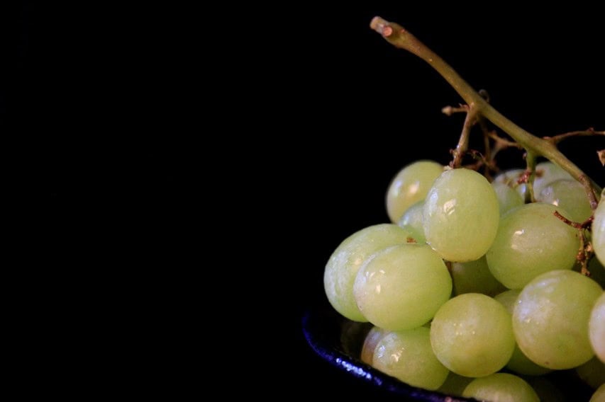 Uvas tradicionales de Año Nuevo en Barcelona listas para la medianoche.