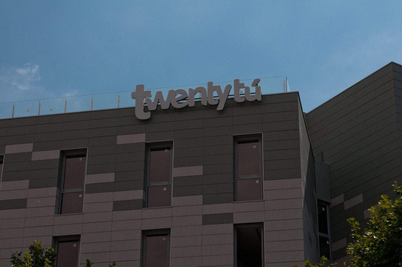 Fachada del TwentyTú Hi-Tech Hostel Barcelona.