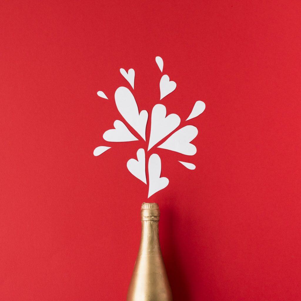 Botella de cava con corazones decorativos celebrando San Valentín en Barcelona.