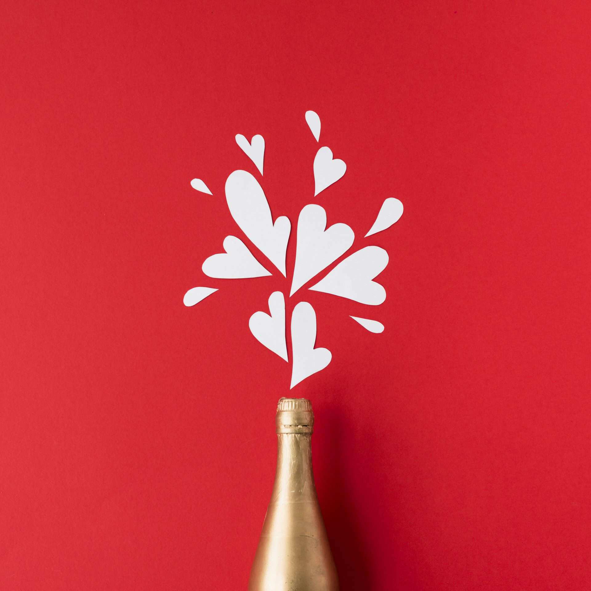 Pareja paseando al atardecer por la playa de Barcelona.