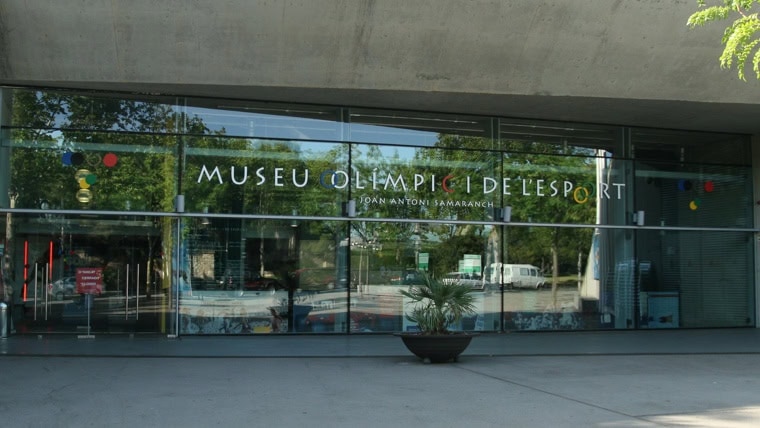 Fachada acristalada del Museu Olímpic i de l'Esport Joan Antoni Samaranch en Montjuïc.