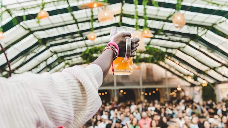 Festival Biergarten en Barcelona con cerveza artesanal y ambiente social en primavera