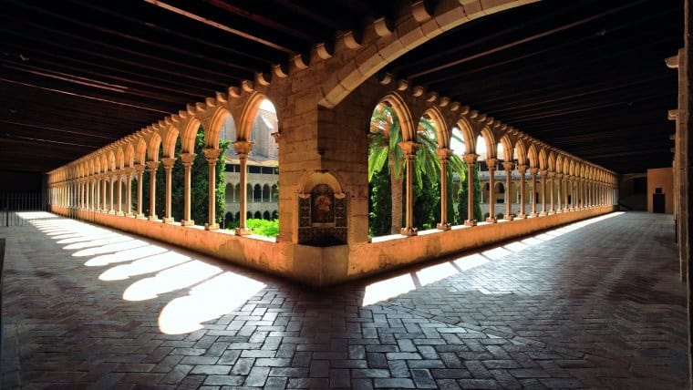 Claustro gótico del Monestir de Pedralbes en Barcelona, patrimonio histórico y cultural.
