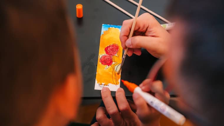 Actividad infantil de Sant Jordi en La Pedrera con pintura de rosas en Barcelona.