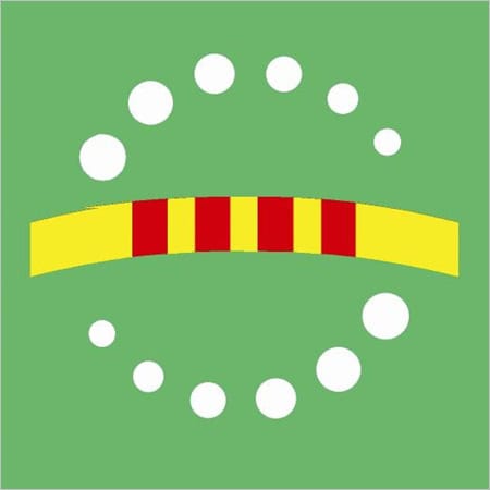 Logotipo sobre fondo verde con un arco amarillo y franjas verticales rojas, rodeado de círculos blancos.
